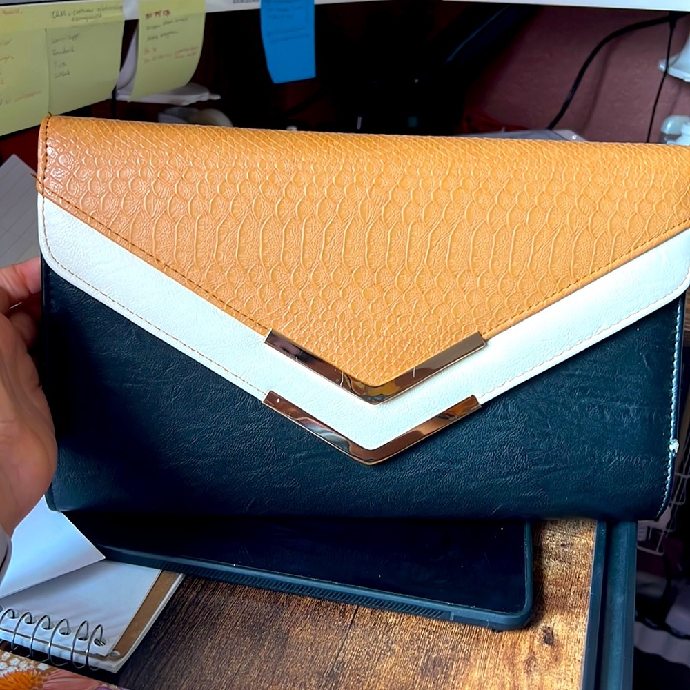ALDO clutch